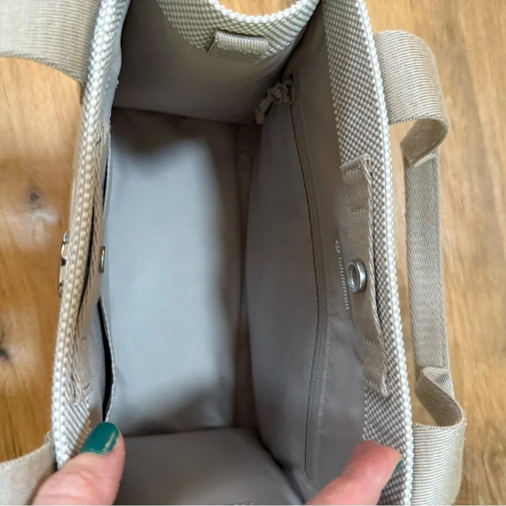 NWOT Lululemon Two-Tone Canvas Mini Tote Bag 4.5L - Picture 6 of 10